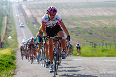 KRISTIN ARMSTRONG leads Women 1/2 pack on first lap. 2005 McLane Road Race. — AbbiOrca cycling race photography